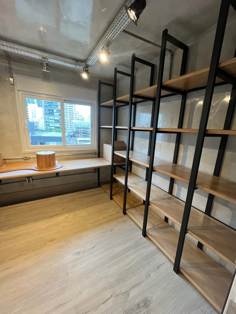 Apartamento com bancada de estudo, estante e acabamento amadeirado