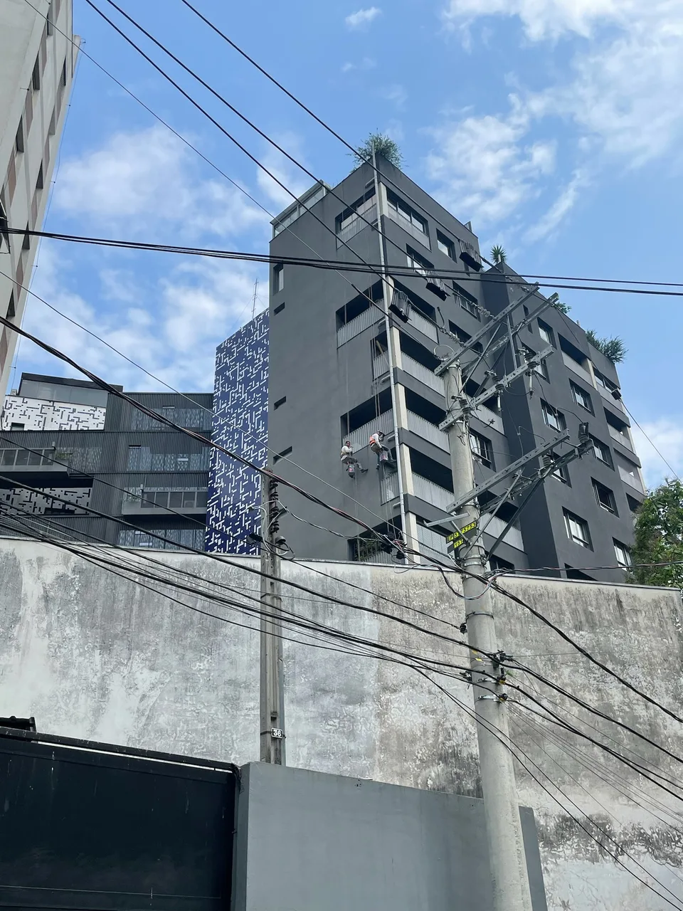 Fachada predial em execução vista da rua
