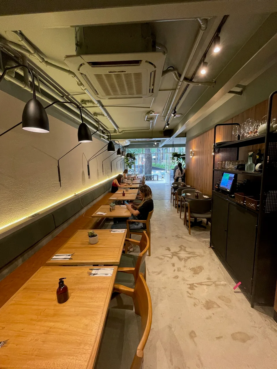 Restaurante reformado com iluminação técnica