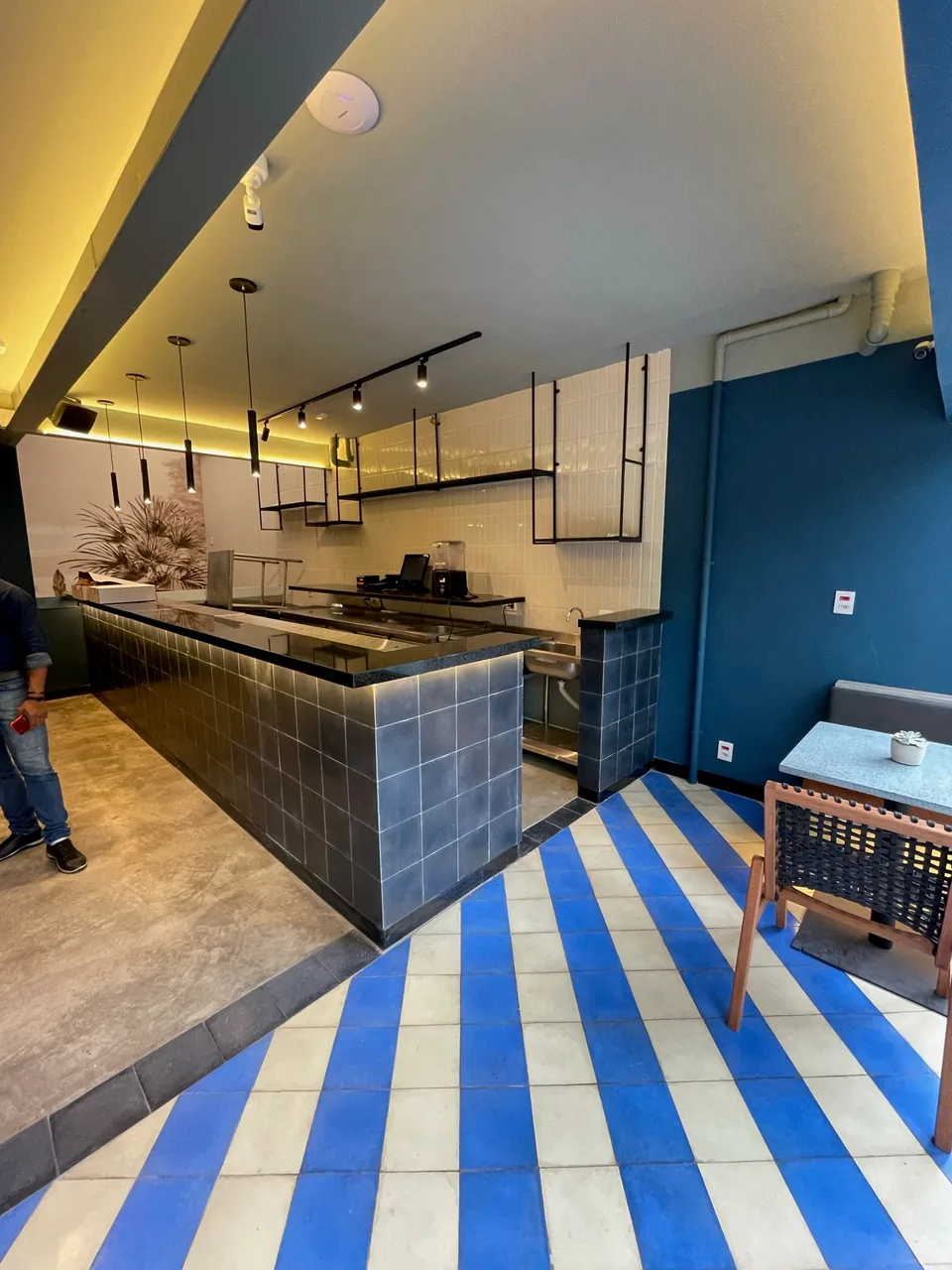 Restaurante com bancada, revestimento e circulação reformados