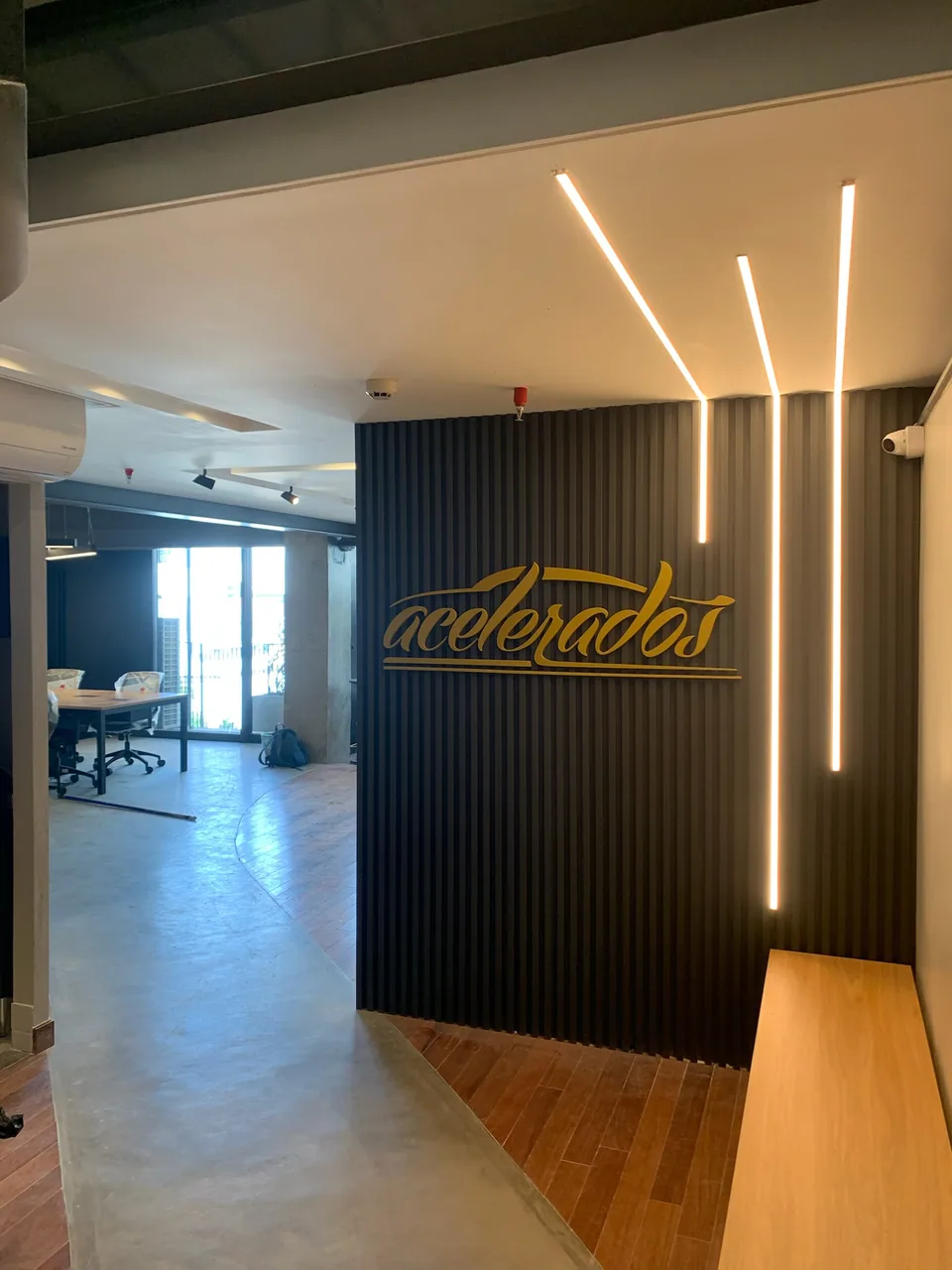 Recepção de sala comercial reformada pela Exito