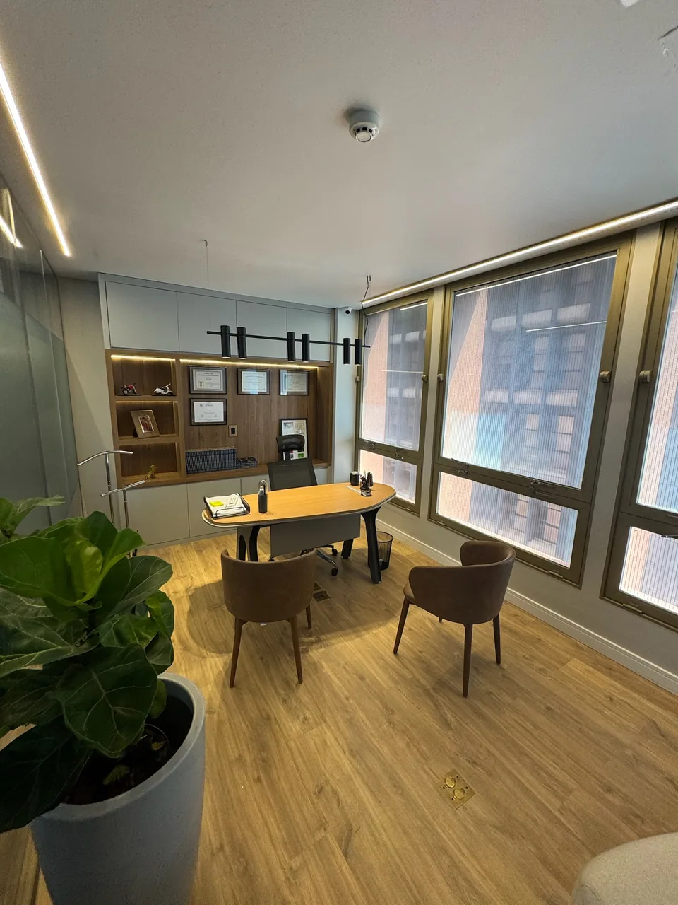 Sala de reunião comercial reformada pela Exito