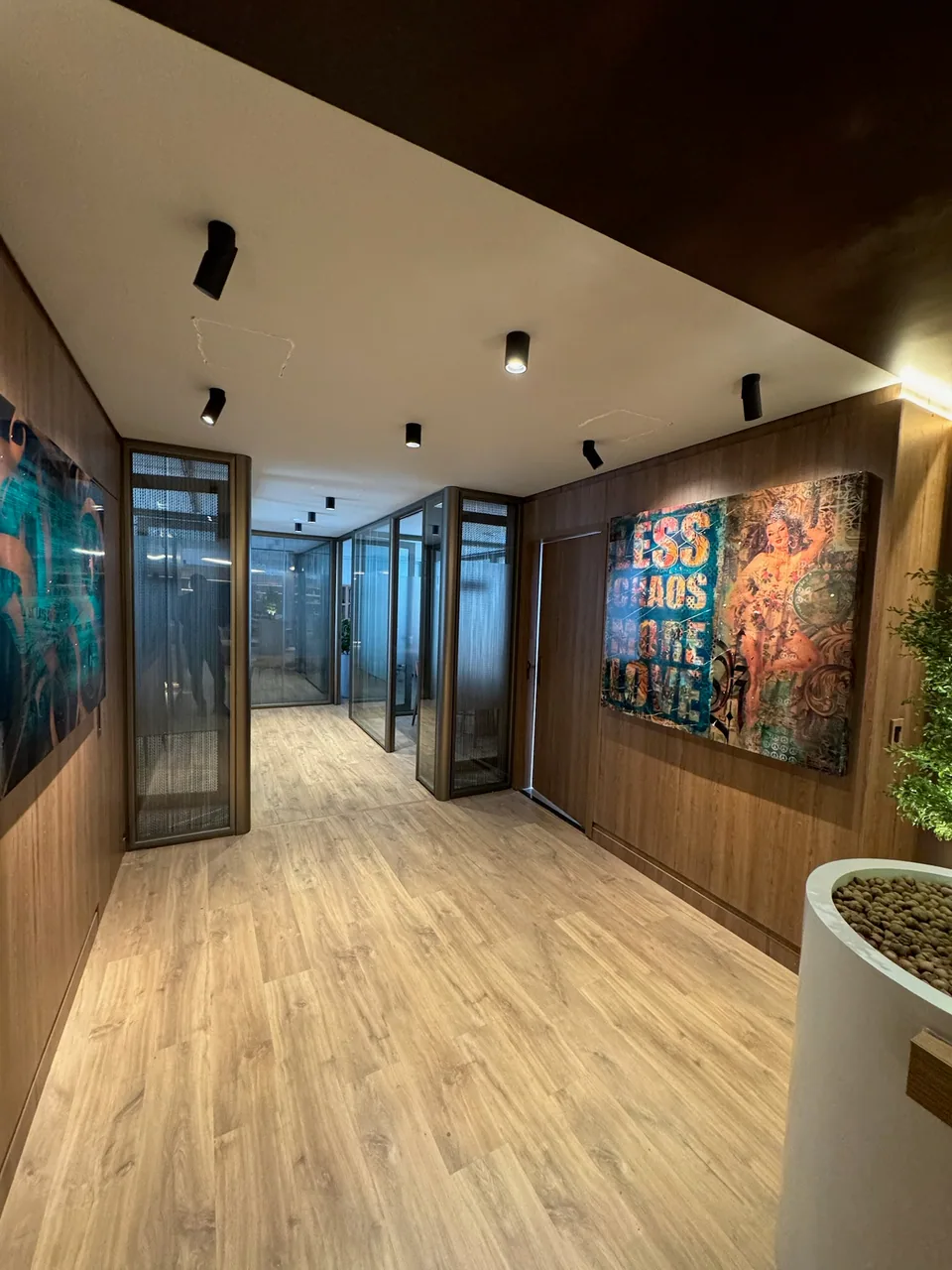 Hall comercial com arte e iluminação em reforma executada pela Exito